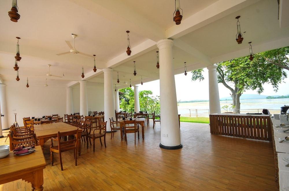 Yala Oga Reach Hotel Tissamaharama Ngoại thất bức ảnh