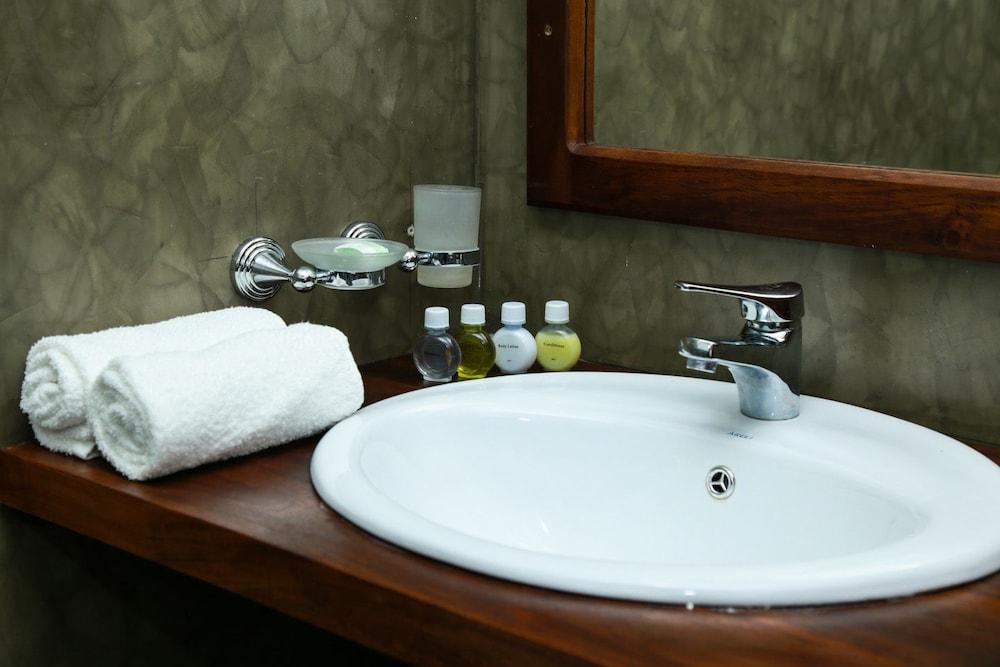 Yala Oga Reach Hotel Tissamaharama Ngoại thất bức ảnh